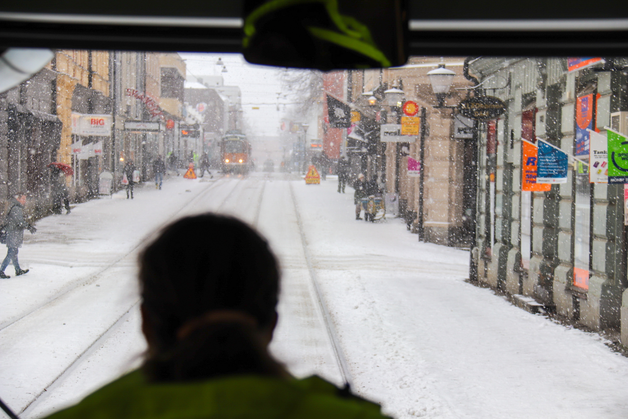 Spårväg i snö i Norrköping.